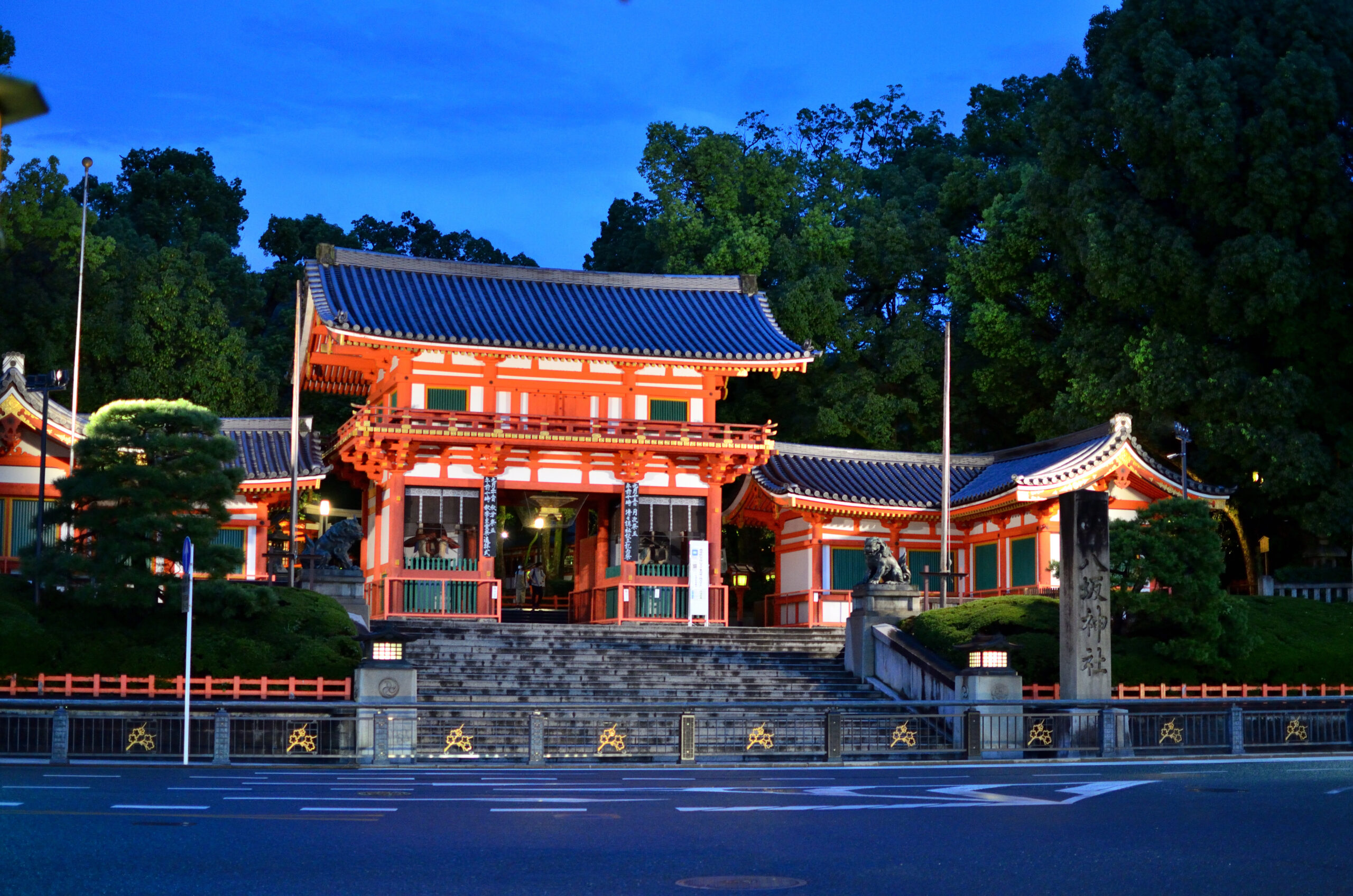 静まり返った祇園散歩 夜の八坂神社を参拝してきた カメラと巡る日本の遺産