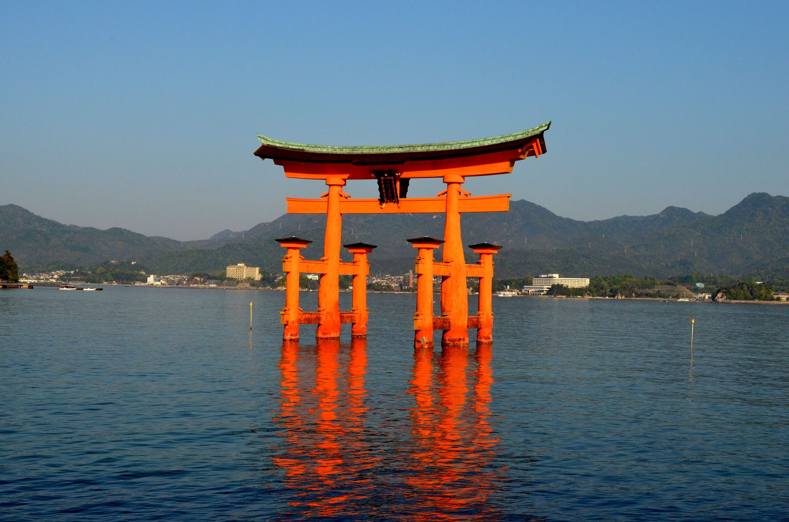 いつ 宮島 完成 鳥居 「宮島」と「厳島」の違いとは？どっちが正しいの？厳島神社が海に建てられたのはなぜ？