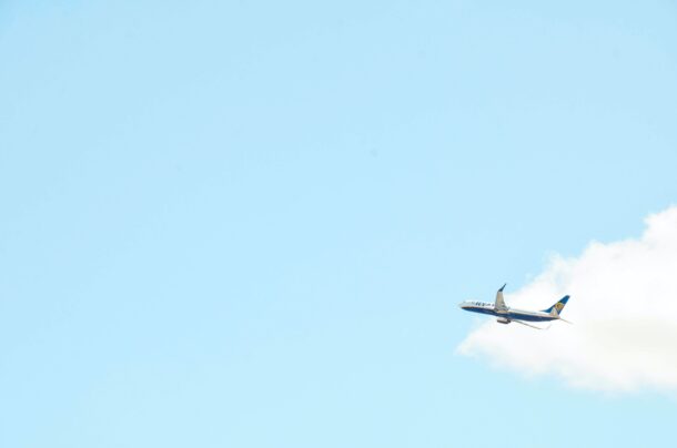 上空を飛ぶ飛行機