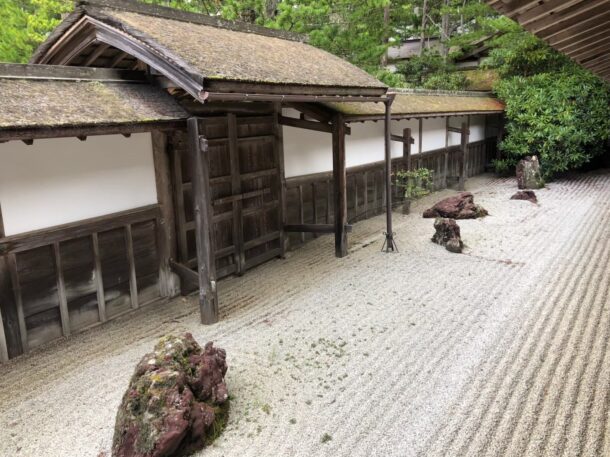 別殿に向かう枯山水庭園